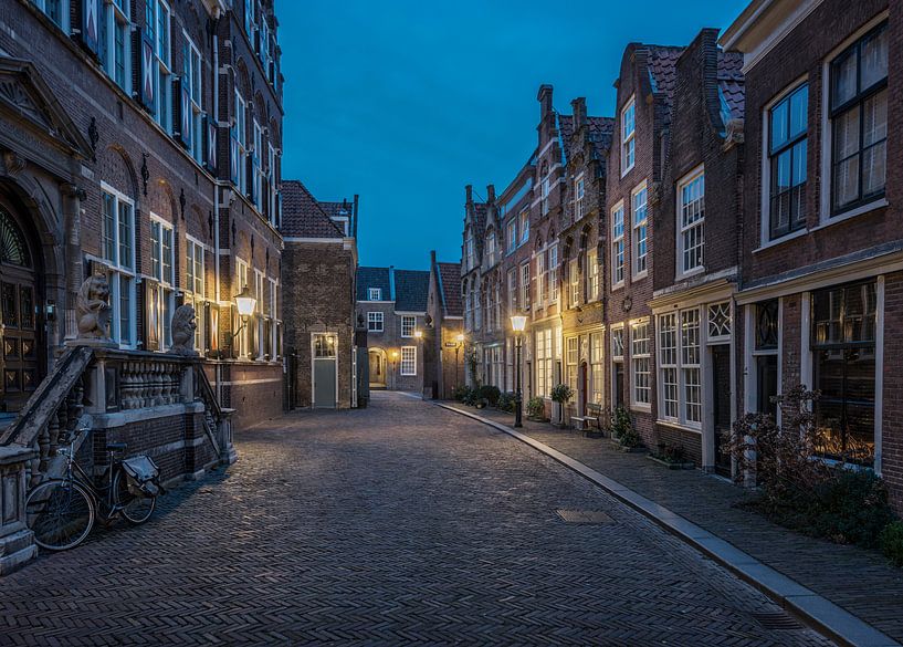 Hofstraat à Dordrecht pendant l'heure bleue par Raoul Baart