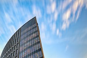 Rabobank Paleiskwartier Den Bosch met drijvende wolken