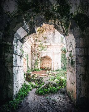 Bogen in einer verlassenen Kirche. von Roman Robroek – Fotos verlassener Gebäude