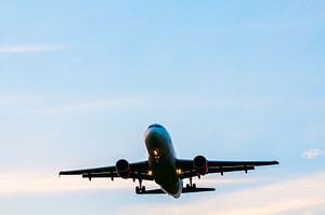 Flugzeug im Sonnenuntergang