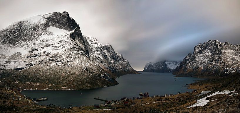 Kirkefjorden village par Wojciech Kruczynski