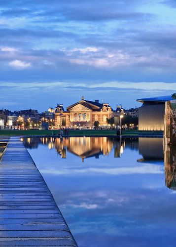 Verlichte Royal Concertgebouw Amsterdam bij schemering