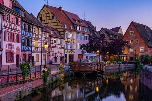 Colmar Frankreich am Abend, Klein-Venedig, Wasserkanal, und traditionelle Fachwerkhäuser