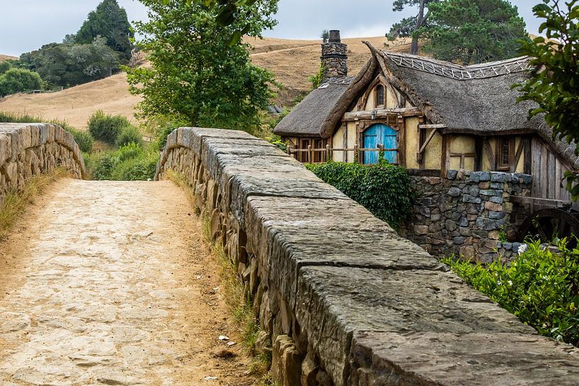 Le vieux moulin avec un pont dans le décor du film Hobbiton, Nouvelle-Zélande par Paul van Putten