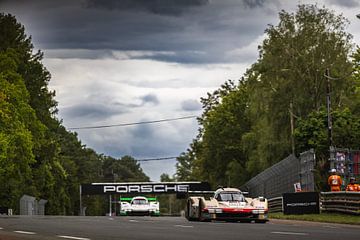 Le Mans 24 uur, start van de wedstrijd met de Porsches. van Bob Van der Wolf