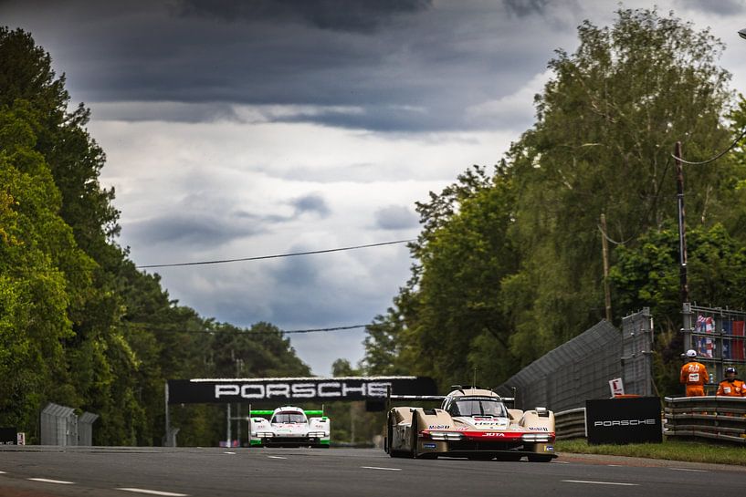 24 Stunden von Le Mans, Start des Rennens mit den Porsches. von Bob Van der Wolf