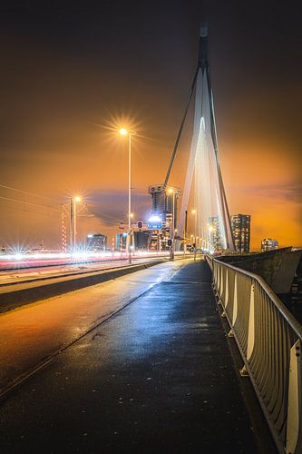 De Erasmusbrug in Rotterdam Nederland Holland met verkeer in de avond