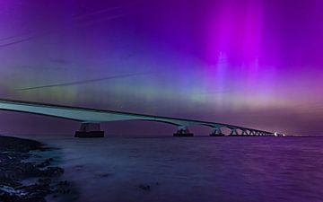Zeelandbrug bij Noorderlicht (magenta zuilen en groene band) van Lennart Verheuvel
