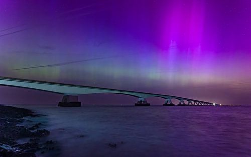 Zeelandbrug bij Noorderlicht (magenta zuilen en groene band)
