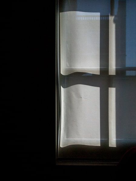 Een raam in het Rijksmuseum en zonlicht by Peter Bouwknegt