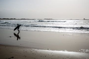 surfer op verlaten strand