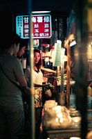 Chinees meisje op nachtmarkt
