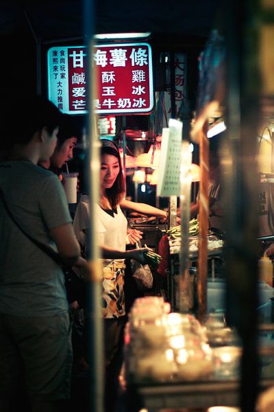 Chinees meisje op nachtmarkt van André van Bel