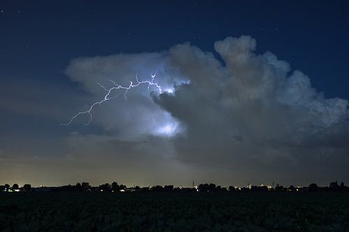 foudre laissant le nuage d'orage