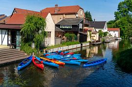 Tourisme dans le Brandebourg : paysage avec des cours d'eau, des maisons, des péniches, des kayaks et une zone boisée dans la région de la Spreewald, à Lübbenau et Lehde, dans le Brandebourg,