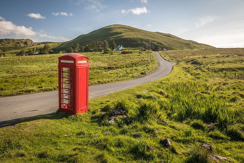 Telefooncel op een afgelegen landweg, Trotternish, Skye van Christian Müringer