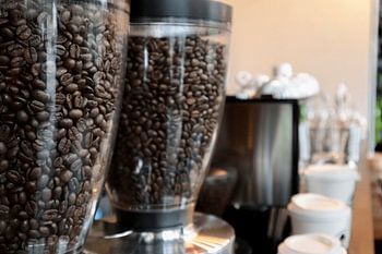 Grains de café en perspective rapprochée