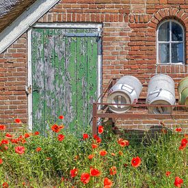 alte Scheune mit Milchkannen und Mohn von Willem Visser