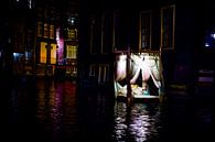 Lit à baldaquin flottant dans les canaux d'Amsterdam par Wouter Loeve Aperçu