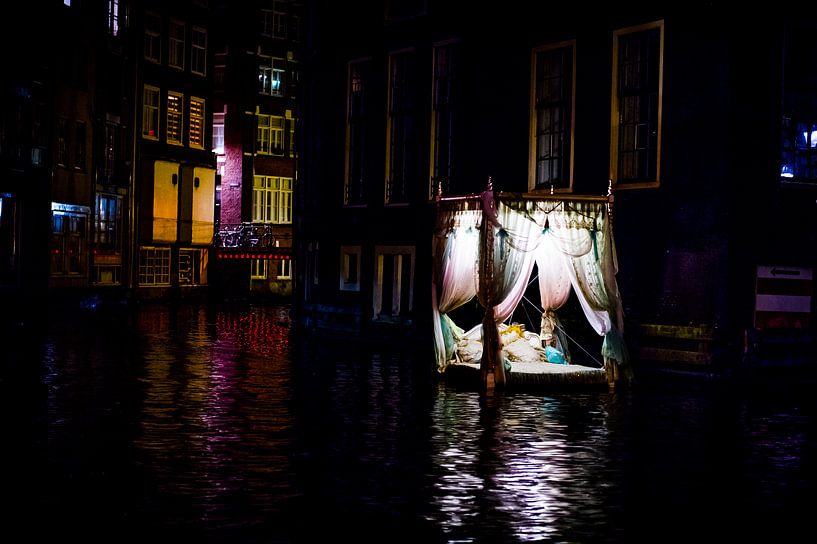Lit à baldaquin flottant dans les canaux d'Amsterdam par Wouter Loeve
