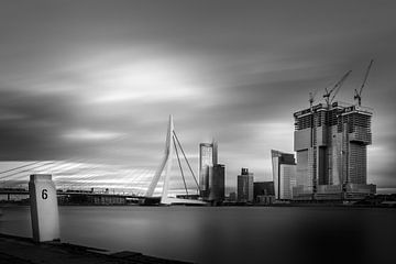 Erasmusbrug met De Rotterdam in aanbouw