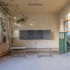 leslokaal in een verlaten schoolgebouw van John Noppen