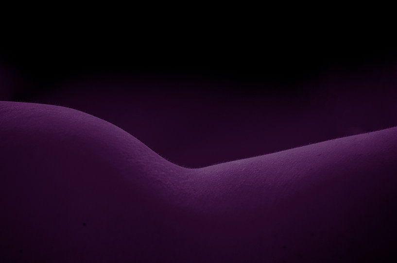 Forme féminine violette par Ben Willemsen