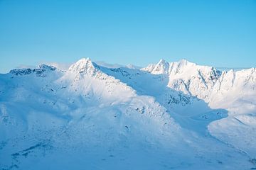 Wintergebergte bij Tromso, Noorwegen van Leo Schindzielorz
