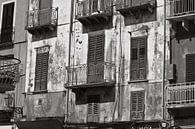 Sizilianische, verlassene Hausfassade in der Stadt Marsala von Silva Wischeropp Miniaturansicht