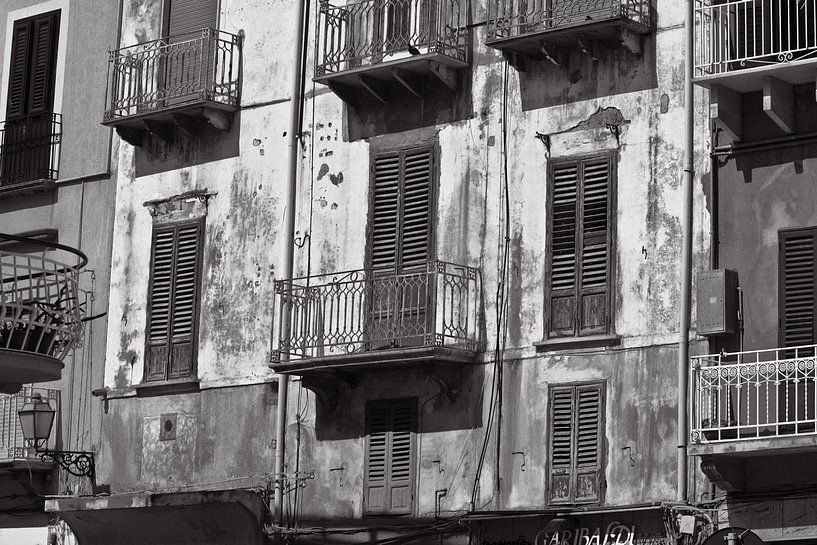 Sizilianische, verlassene Hausfassade in der Stadt Marsala von Silva Wischeropp