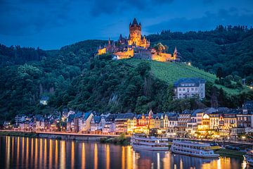 Blauwe uur Cochem aan de Moezel, Duitsland van Bob Slagter