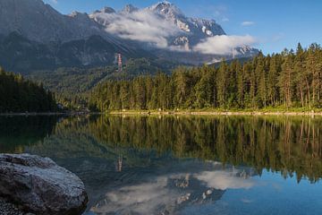 Eibsee met Zugspitze van Julia Wegener