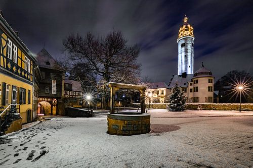 Paleis Höchst in Frankfurt am Main, met de Makanten toren in de sneeuw op het blauwe uur