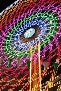 Buntes Riesenrad bei Nacht