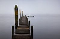 Nebliger Morgen am Wasser mit Holzgerüst: Minimalistische Fotografie in Perfektion