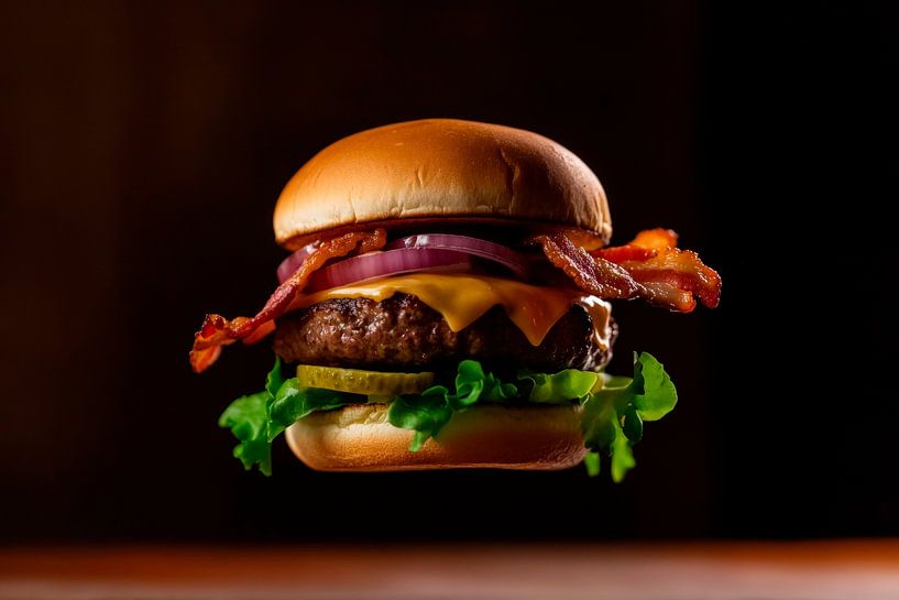 Schmackhafter Burger in der Luft schwebend von Poster Art Shop