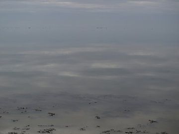 Lucht ontmoet water op het Wad, Terschelling van Rinke Velds