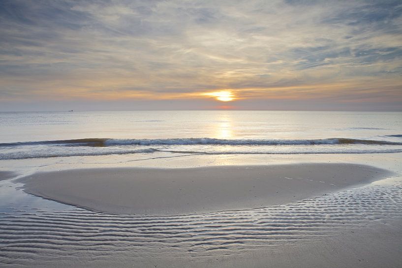 Droogvallende zandbank tijdens zonsondergang op het strand van Julianadorp (1) van Gerben van Dijk
