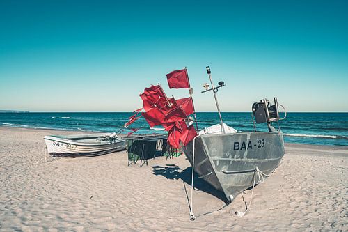 Bateaux de pêche sur la plage de la mer Baltique dans la station balnéaire de Baabe sur l'île de Rüg