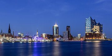 De skyline van Hamburg met de Elbphilharmonie op het blauwe uur