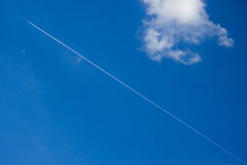Vliegtuig streep in blauwe wolkenlucht van Michèle Huge