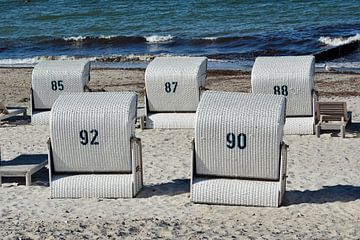 Strandstoelen op het strand van Heiligendamm van Heiko Kueverling