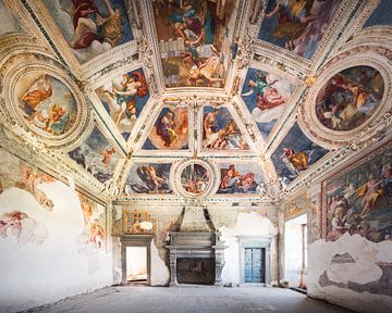 Prachtige Fresco in Verlaten Paleis. van Roman Robroek - Foto's van Verlaten Gebouwen