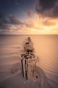 Pfosten im Sand - Strand bei Hollum, Ameland