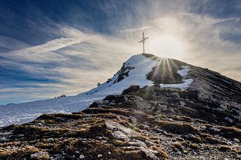 Croix sommitale dans l'étoile du soleil