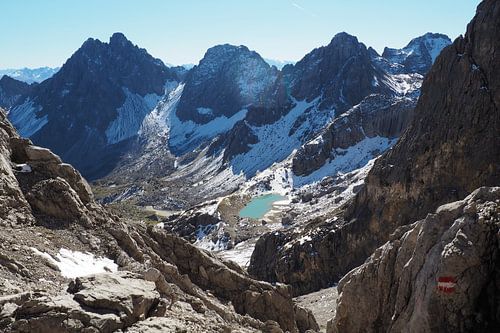 Kracht van Tirol, waar alpine uitgestrektheid, rotsformaties en glooiende bergweiden een krachtig, harmonieus landschap vormen.