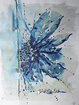 Een geplukte bloem in al haar schoonheid laat ze zien hoe vergankelijk ze is. van Ireen Bos