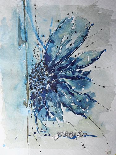 Modern abstracte bloem in blauwtinten een serene rust met romantische momenten.