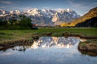 Spiegeling van de Wetterstein bergen in een kleine vijver