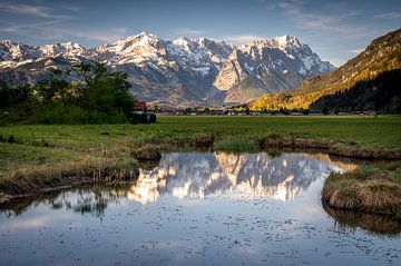 Spiegelung des Wettersteingebirges in einem kleinen Weiher von Markus Weber